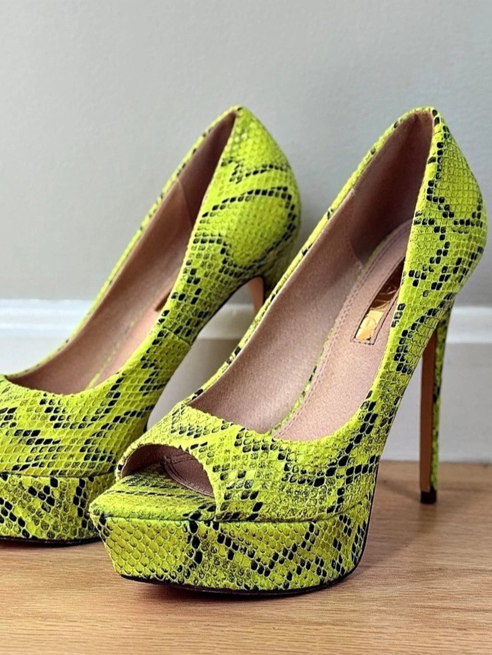 Liliana Neon Lime Green Snakeskin Peep-Toe Platform Heels – Size 6.5